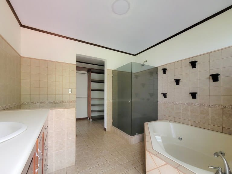 rs2400721_img-15_large-min