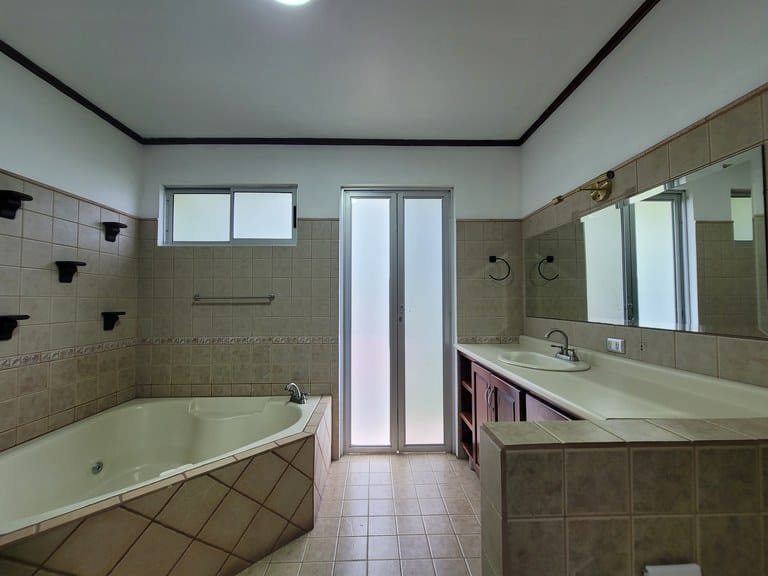 rs2400721_img-6_large-min