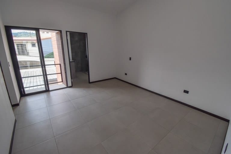 rs2400646_img-16_large-min