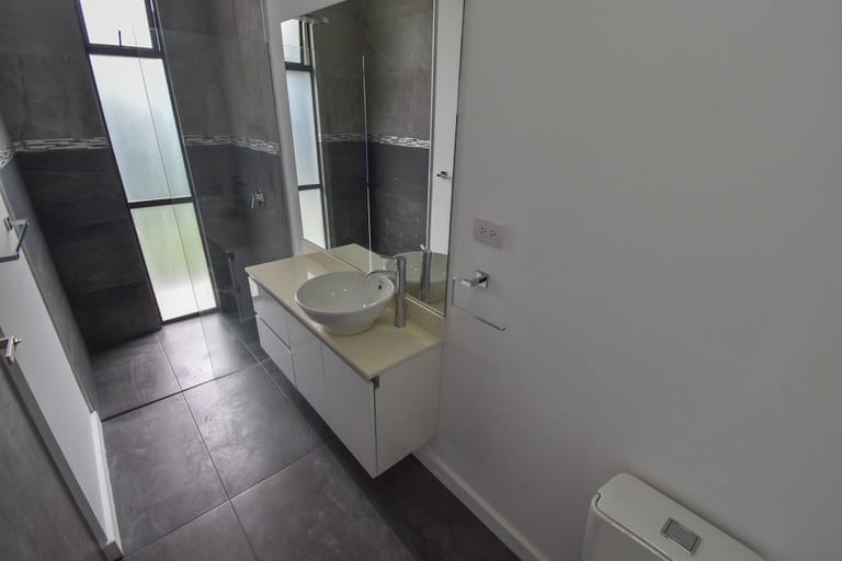 rs2400752_img-18_large-min