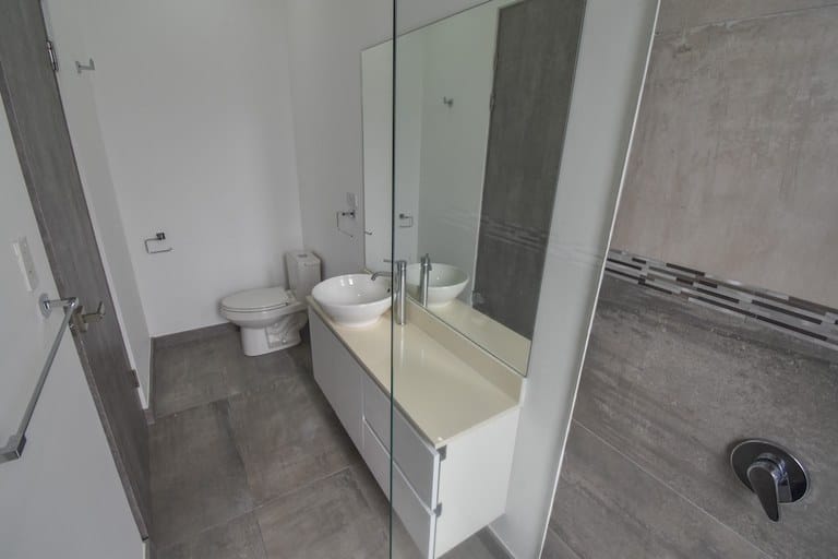 rs2400752_img-20_large-min