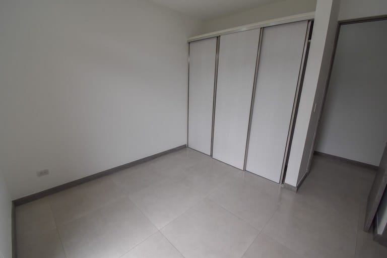 rs2400752_img-21_large-min