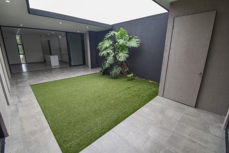 rs2400752_img-23_large-min