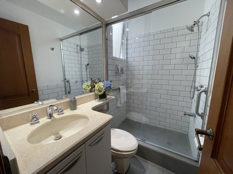 Spacious Apartment in EscazÃº