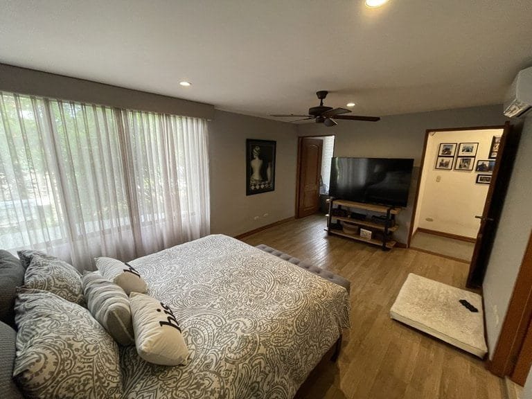 Spacious Apartment in EscazÃº