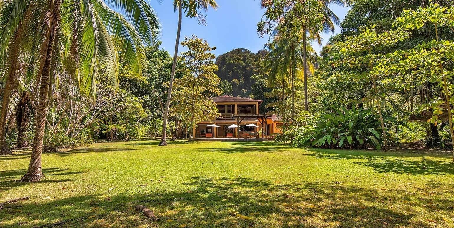 Beachfront estate in Malpais