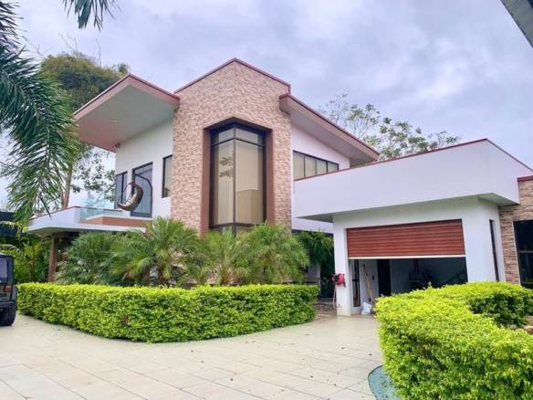 Luxury estate in La Fortuna