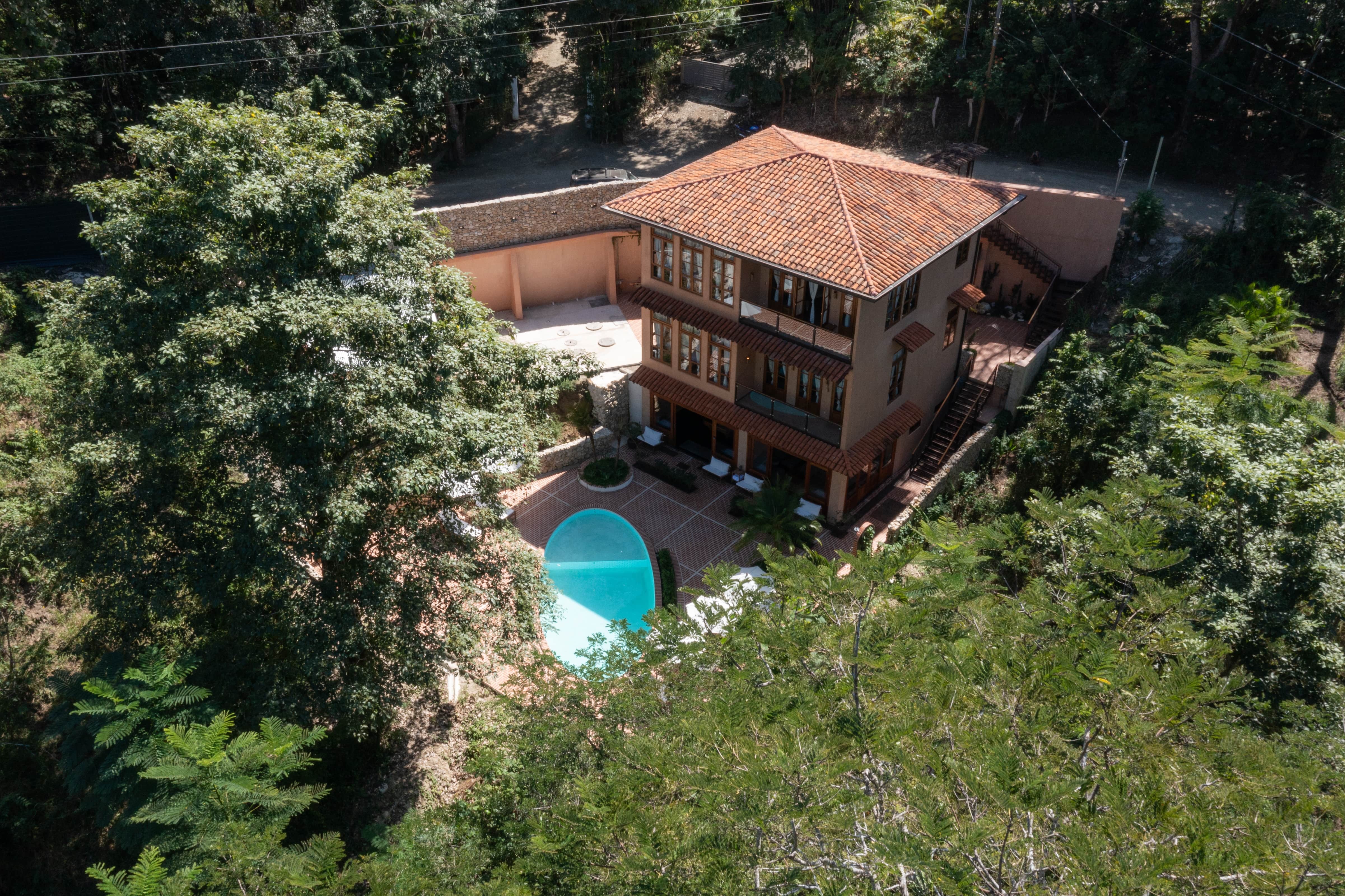 Luxury income producing apartments in Santa Teresa