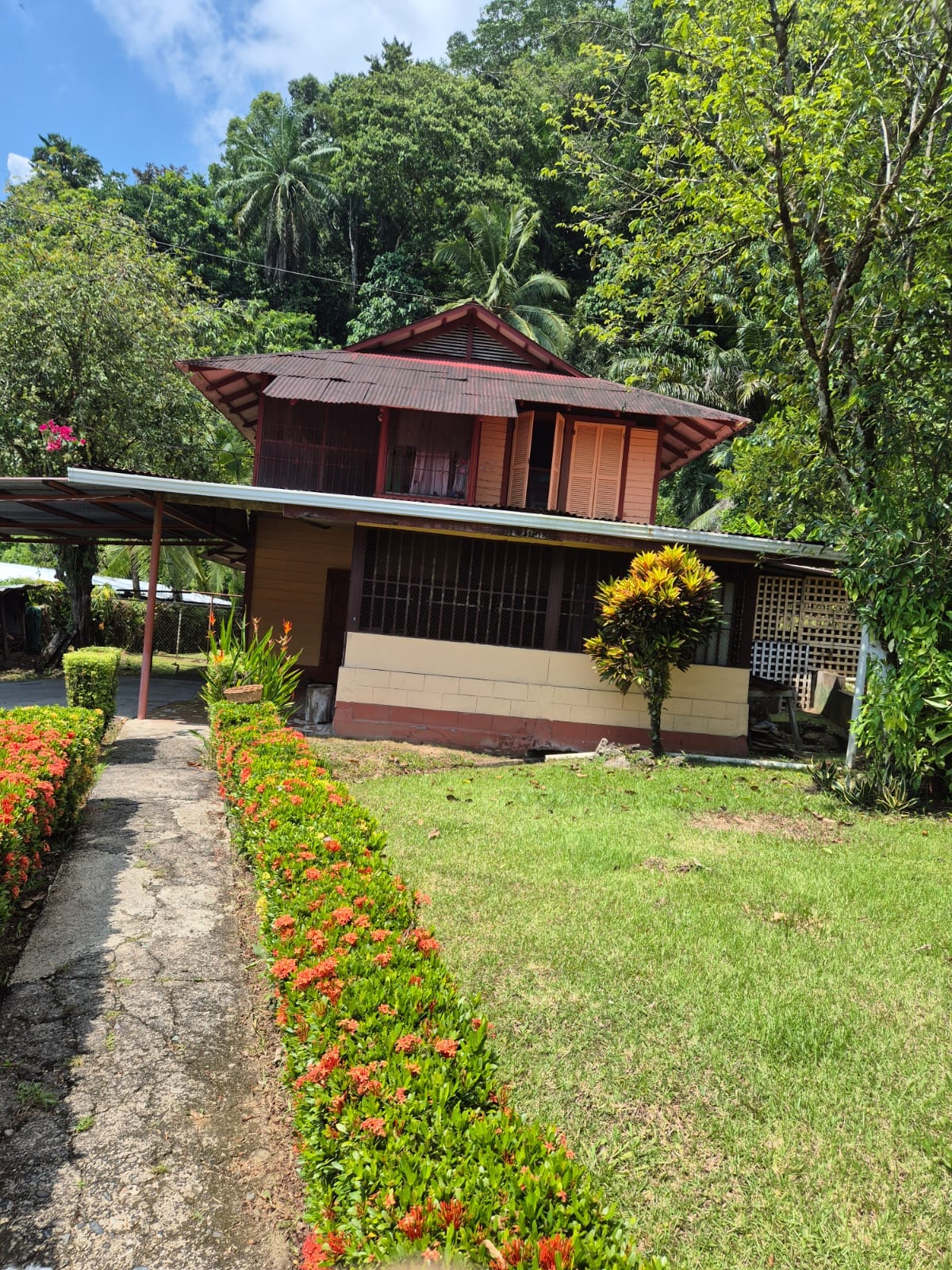 Charming Historic Home in Central Golfito